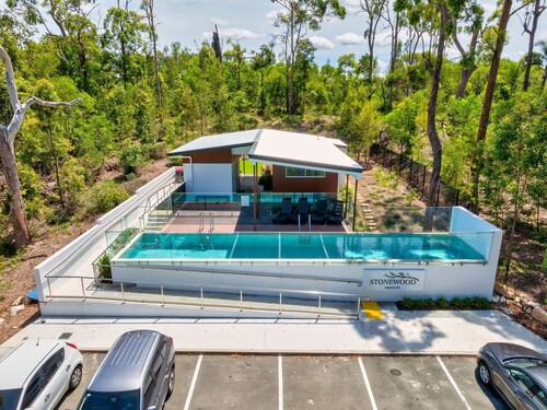 Dream World Escape 4BR Oxenford - Pool, Gym BBQ