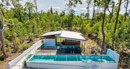 Dream World Escape 4BR Oxenford - Pool, Gym BBQ