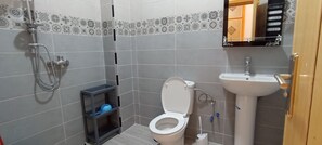 Douche, sèche-cheveux, serviettes fournies, savon