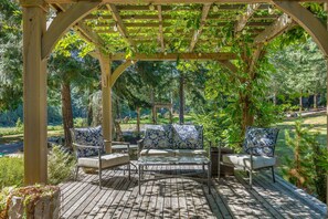 Terrace/patio - The Forest Estate Cabin in Mount Vernon WA (Mount Vernon)
