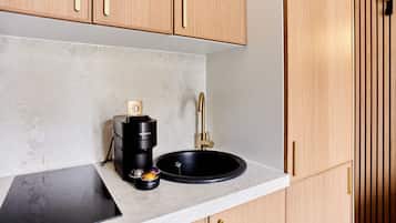 Apartamento | Cozinha privada | Geladeira, micro-ondas, cafeteira/chaleira, chaleira elétrica