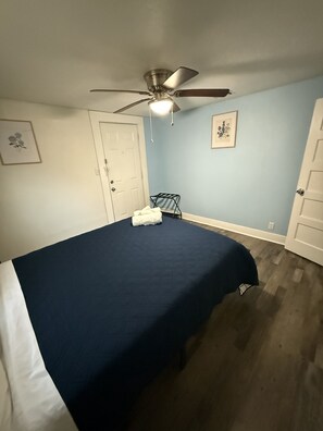 1 habitación, tabla de planchar con plancha, wifi gratis y ropa de cama 
