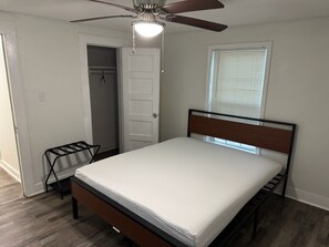 1 habitación, tabla de planchar con plancha, wifi y ropa de cama 