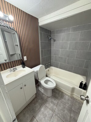 Toallas, jabón, papel de baño 