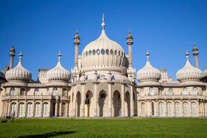A large, ornate building with multiple domes and minarets, featuring intricate architectural details and a spacious courtyard. - Grafton Woodshack By My Getaways (Brighton)