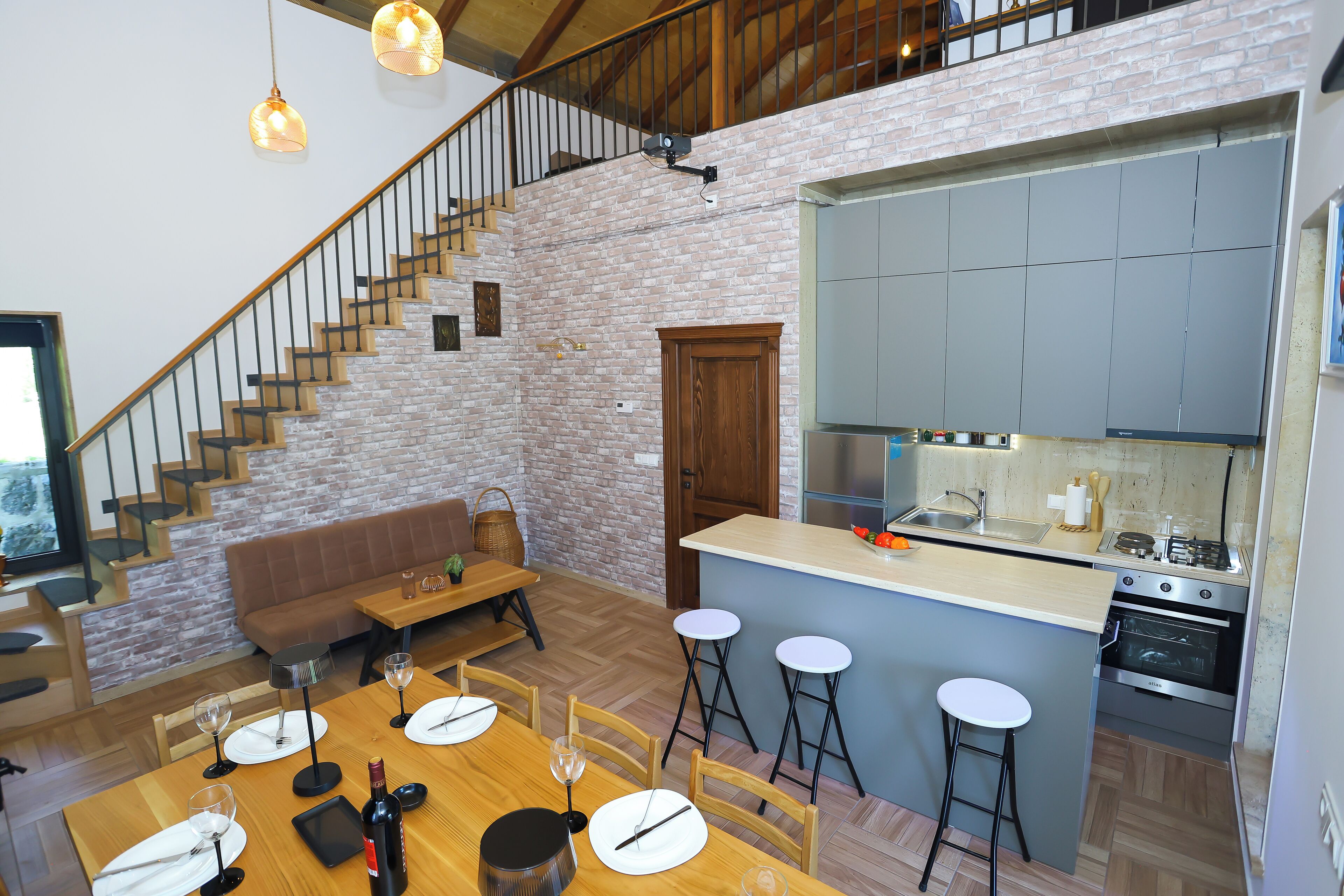 Fridge, oven, cookware/dishes/utensils, lobster pot