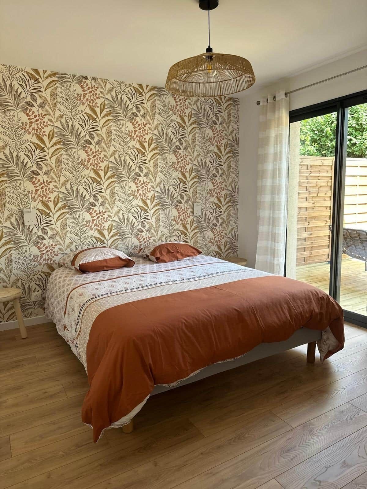 Tabla de planchar con plancha, wifi y ropa de cama 