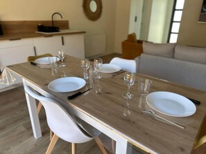 Dining - Ce logement vous accueille à 25mn des plages des sites du D-DAY et de ses plages (Balleroy-sur-Drôme)
