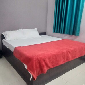 A bed with white and red bedding, a teal curtain, and a grey wall. - Hotel R D Palace (Amer)