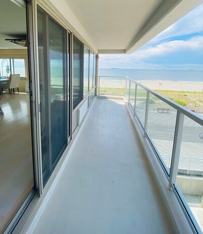 OCEANFRONT 2BR LUXURY CONDO WITH BALCONY-RITZ CARLTON STYLE! Pool,Sauna,Parking