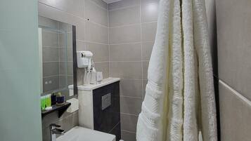 Ein modernes Badezimmer mit Waschbecken, Toilette und Handtuchhalter.