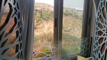 Egyptian cotton sheets, premium bedding, pillow-top beds, in-room safe