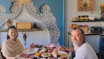 Desayuno típico de la región gratuito y diario