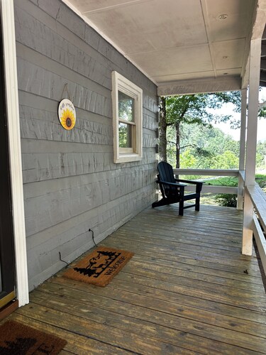 Peaceful log cabin in charming Franklin near Smokies, Nantahala, & Trails