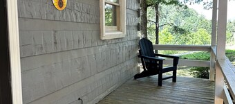 Peaceful log cabin in charming Franklin near Smokies, Nantahala, & Trails