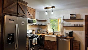 Frigorífico, microondas, horno y placa de cocina