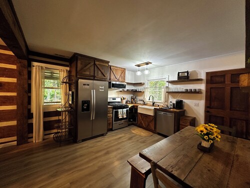 Peaceful log cabin in charming Franklin near Smokies, Nantahala, & Trails
