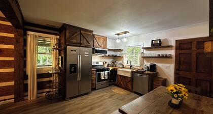 Peaceful log cabin in charming Franklin near Smokies, Nantahala, & Trails