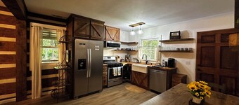 Peaceful log cabin in charming Franklin near Smokies, Nantahala, & Trails