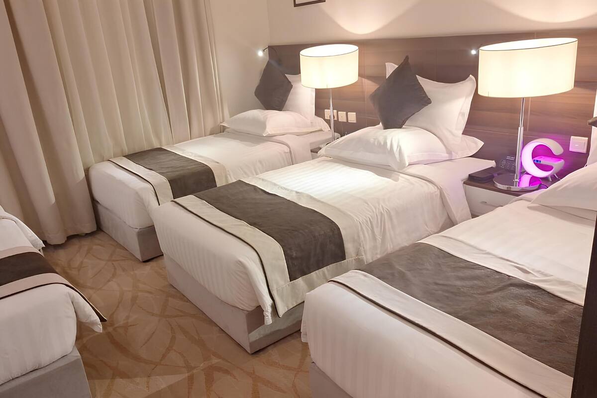 Deluxe vierpersoonskamer | Een kluis op de kamer, verduisterende gordijnen, geluiddichte muren