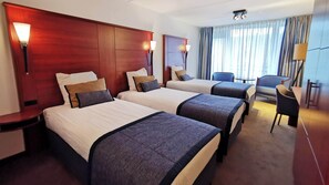 Frigobar, cofres nos quartos, cortinas blackout, quartos à prova de som