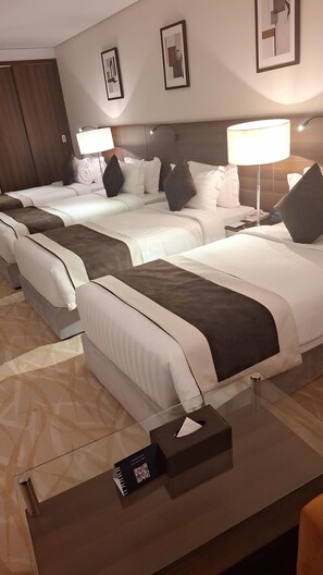 ミニバー、セーフティボックス (室内)、遮光カーテン、防音設備