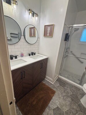 Dusche, Haartrockner, Handtücher, Seife