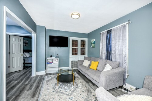 Beautiful 3 BR house in Akron,King bed ,  Smart Tv in each room &  Firepit