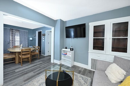 Smart TV. Beautiful 3 BR house in Akron,King bed , Smart Tv in each room & Firepit