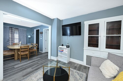 Beautiful 3 BR house in Akron,King bed ,  Smart Tv in each room &  Firepit