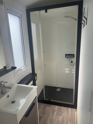 Shower, hair dryer - Comfortable and recent mobile home on campsite 4**** (Saint-Hilaire-de-Riez)