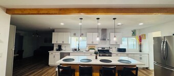 Spacious 4BR Home w/ Pool, BBQ & Putting Green – Near I-17