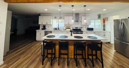 Spacious 4BR Home w/ Pool, BBQ & Putting Green – Near I-17