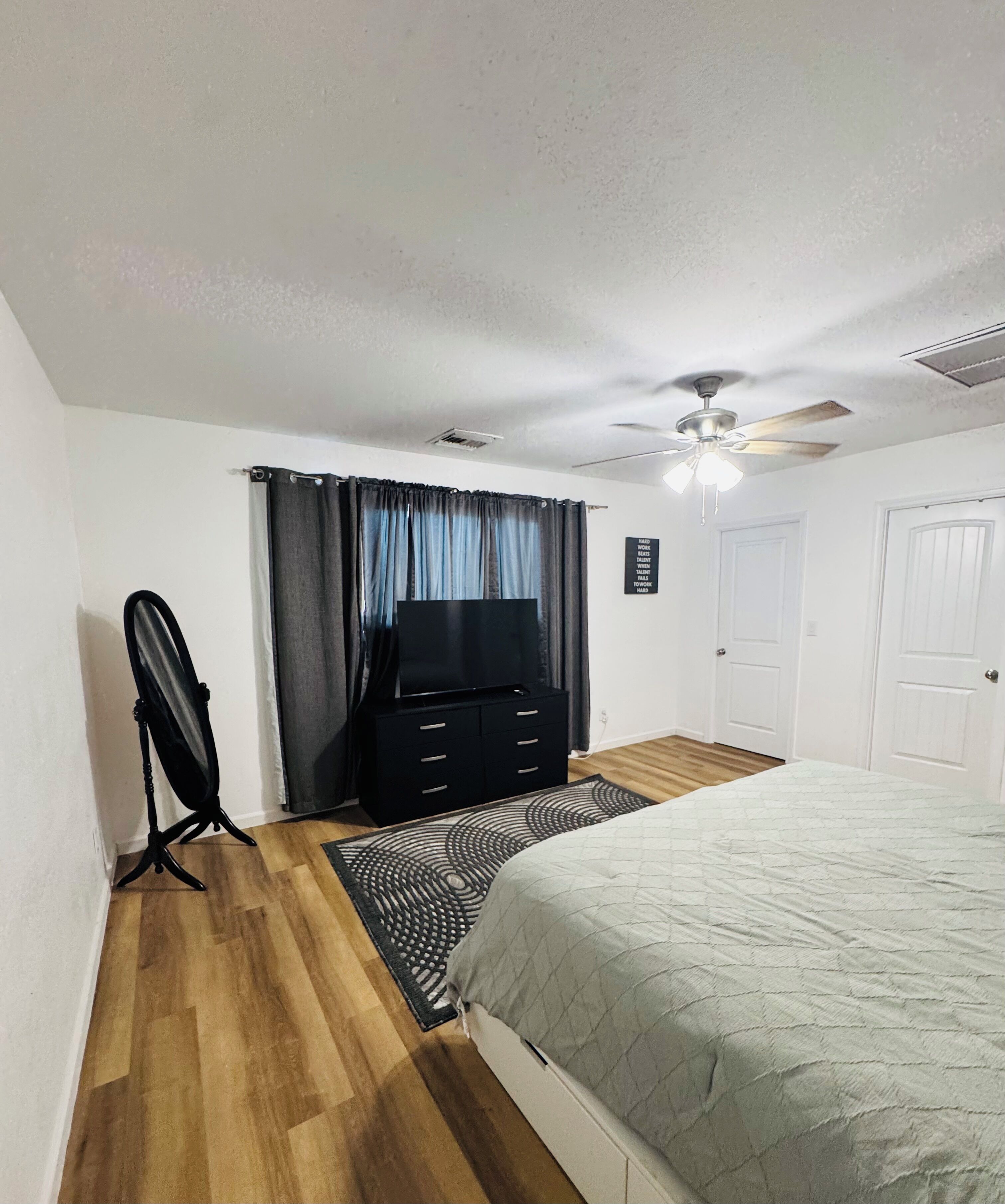 4 bedrooms, internet, bed sheets