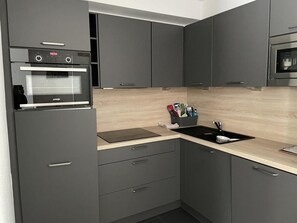 Kühlschrank, Mikrowelle, Ofen, Geschirrspüler