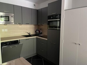 Kjøleskap, mikrobølgeovn, ovn og oppvaskmaskin