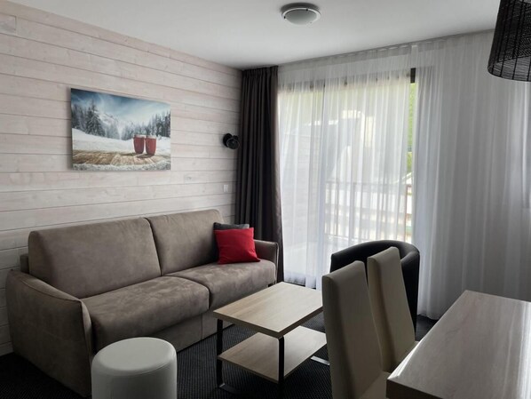 Living area - 150m from ski slopes, 3rd floor, view ski slopes, swimming pool, terrace, tv, ski locker, 32m² (Eaux-Bonnes)