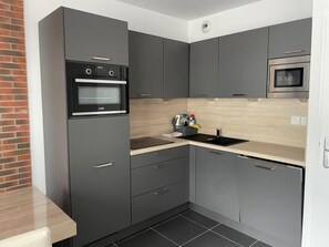 Kühlschrank, Mikrowelle, Ofen, Geschirrspüler