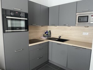 Kühlschrank, Mikrowelle, Ofen, Geschirrspüler