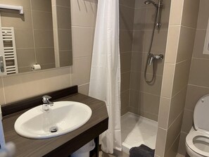 Shower, hair dryer - 80m from resort center, 5th floor, view mountain, swimming pool, terrace, tv, ski locker, 74m² (Eaux-Bonnes)