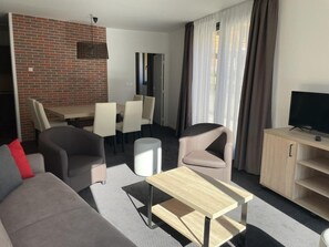 Living area - 80m from resort center, 5th floor, view mountain, swimming pool, terrace, tv, ski locker, 74m² (Eaux-Bonnes)