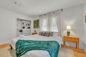 3 室のベッドルーム、デスク、WiFi (無料)、ベッドシーツ