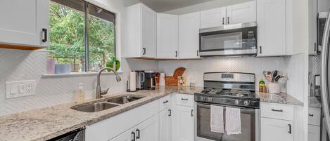 ثلاجة، ميكروويف، فرن، موقد طهي مسطح