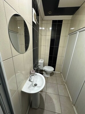 Classic-Apartment | Badezimmer | Dusche, kostenlose Toilettenartikel, Handtücher, Shampoo