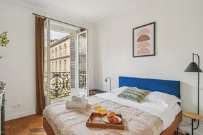 Tabla de planchar con plancha, cunas, wifi gratis y ropa de cama