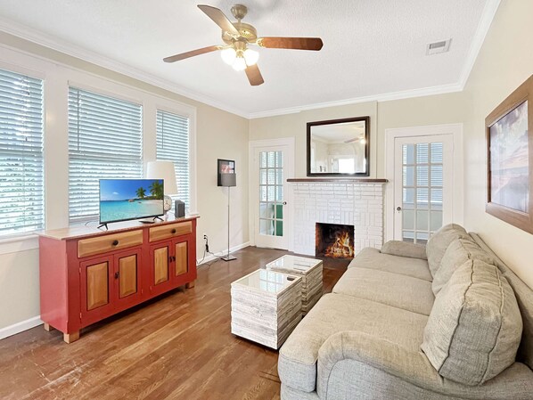 TV - Charming Ardsley Park Hideaway (Savannah)