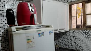 Frigorifero, microonde, piano cottura, macchina per tè/caffè