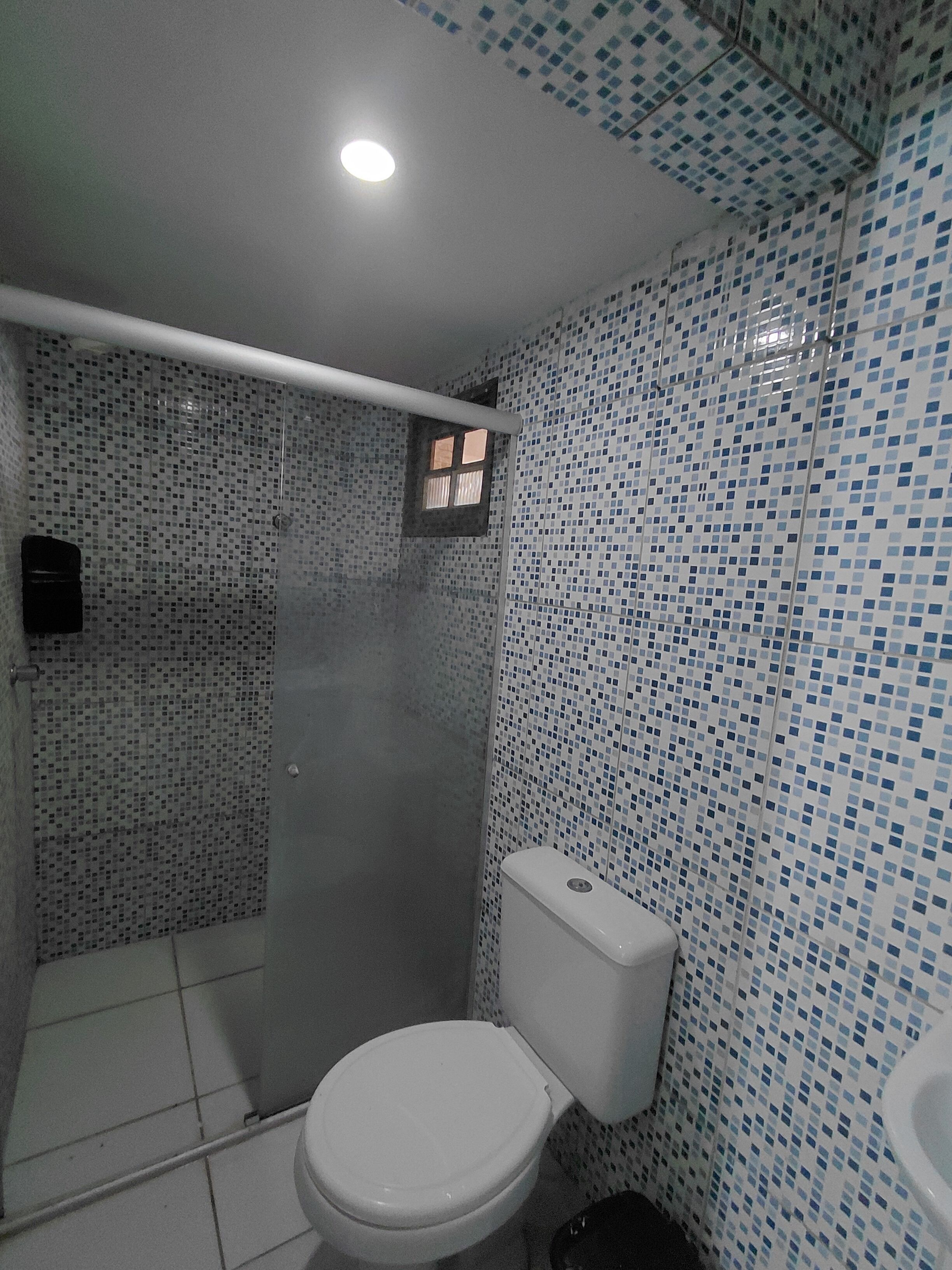Douche, serviettes fournies, savon, papier toilette