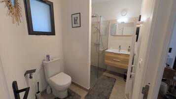 Douche, sĂšche-cheveux, serviettes fournies, savon