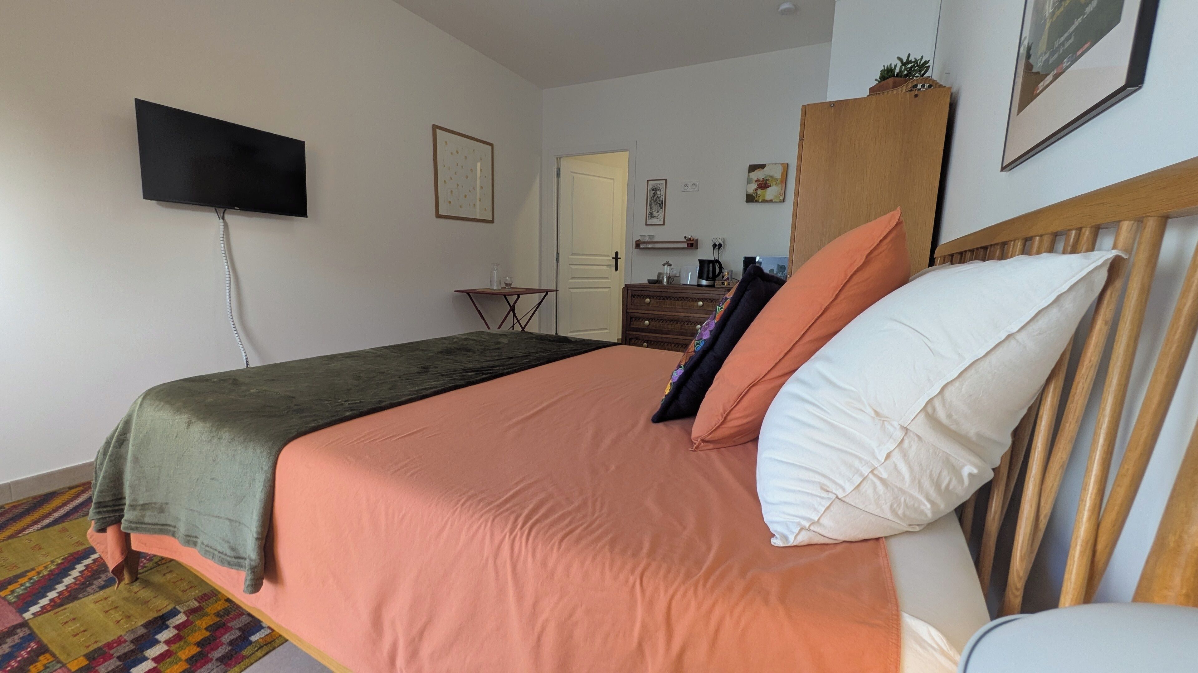 1 slaapkamer, een strijkplank/strijkijzer, internet, beddengoed